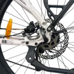 Nahaufnahme der Bremse eines TOTEM E-Bikes