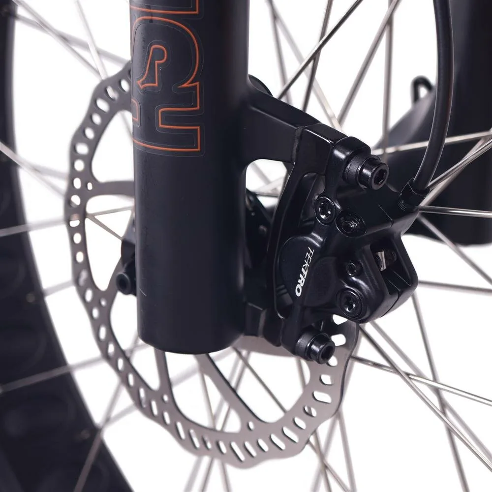 Nahaufnahme der Schaltung der Marke Tektro eines NCM Aspen Plus Fatbikes