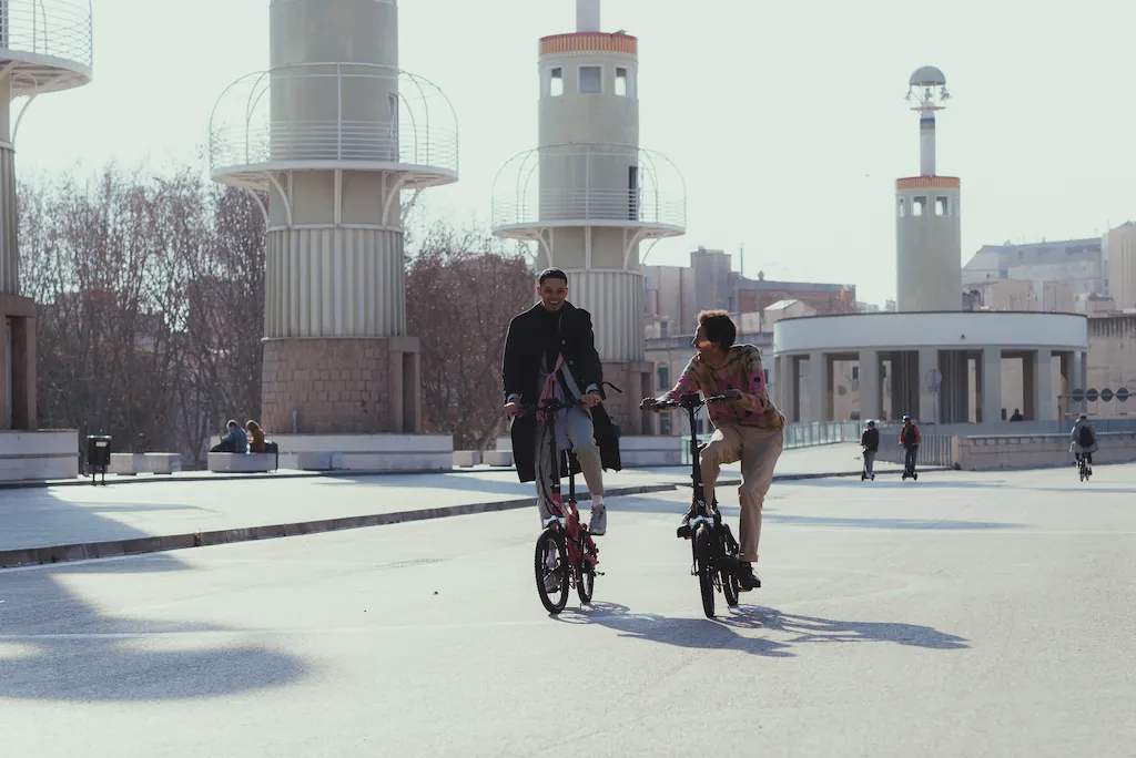 Zwei Personen fahren gemeinsam durch die Stadt auf E-Bikes – E-Bike-Leasing als moderne und umweltfreundliche Mobilitätslösung.